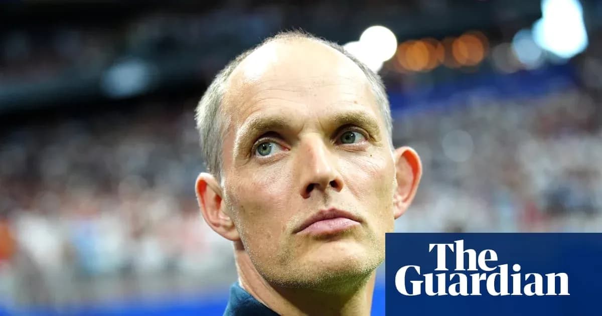 Entrenador observando el partido desde la banda