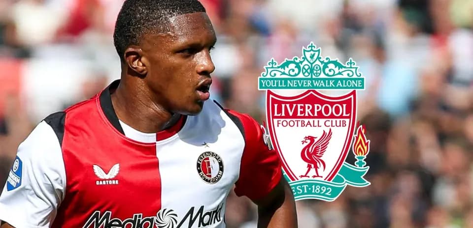 Jugador de Feyenoord con logo de Liverpool de fondo