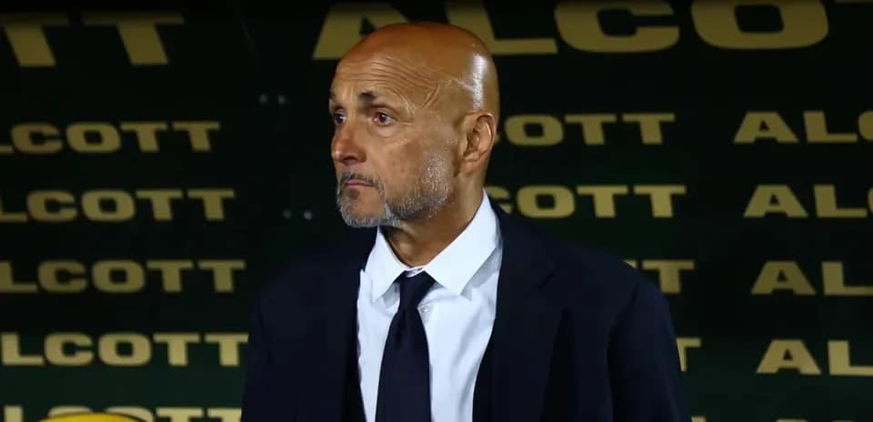 Entrenador observando desde el banquillo durante el partido