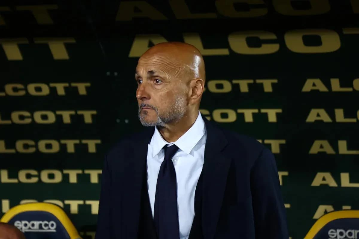 Entrenador observando desde el banquillo durante el partido