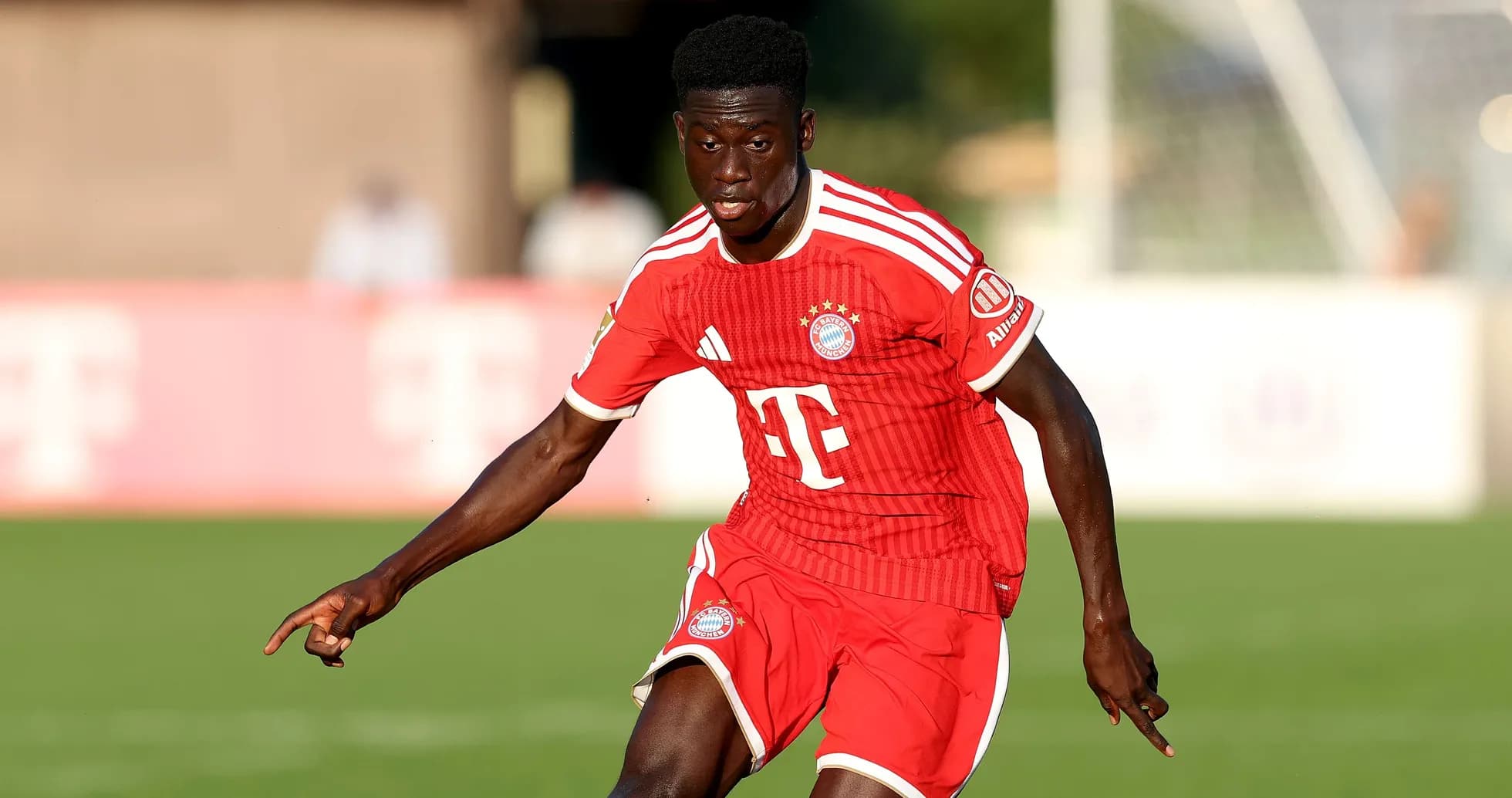 Jugador de Bayern Múnich corriendo durante el entrenamiento