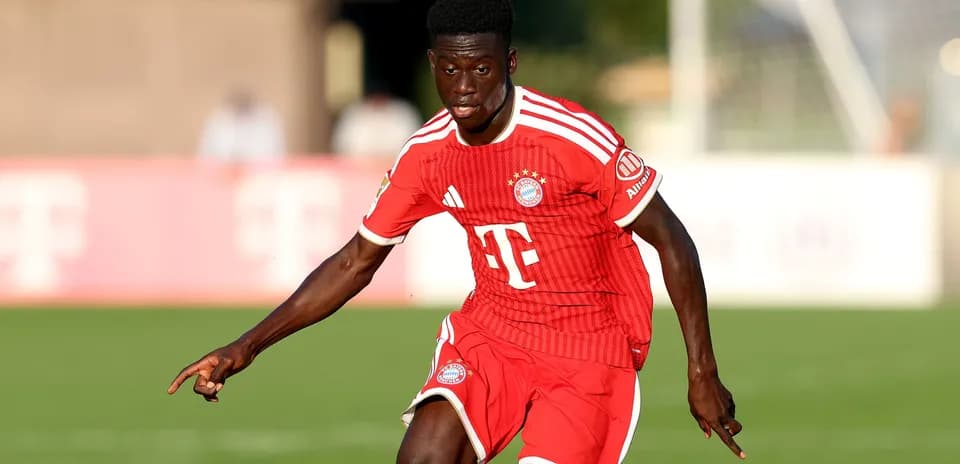 Jugador de Bayern Múnich corriendo durante el entrenamiento