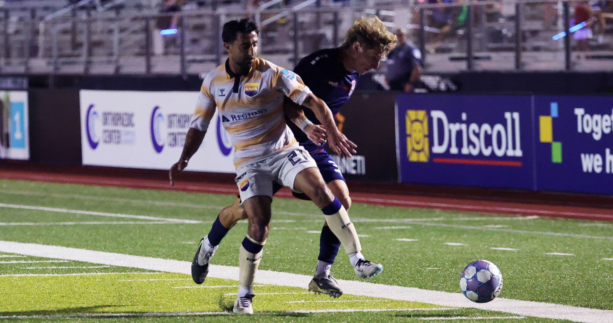 Jugador de Knoxville controlando el balón