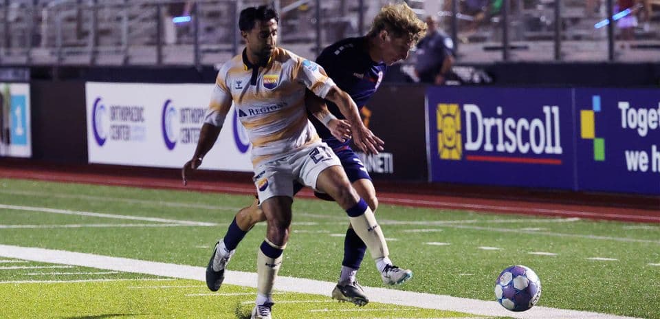 Jugador de Knoxville controlando el balón