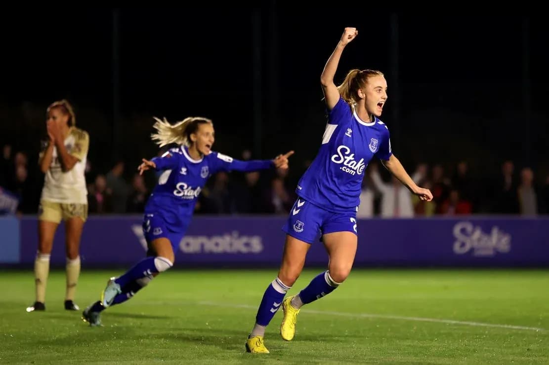 Jugadora de Everton celebra un gol