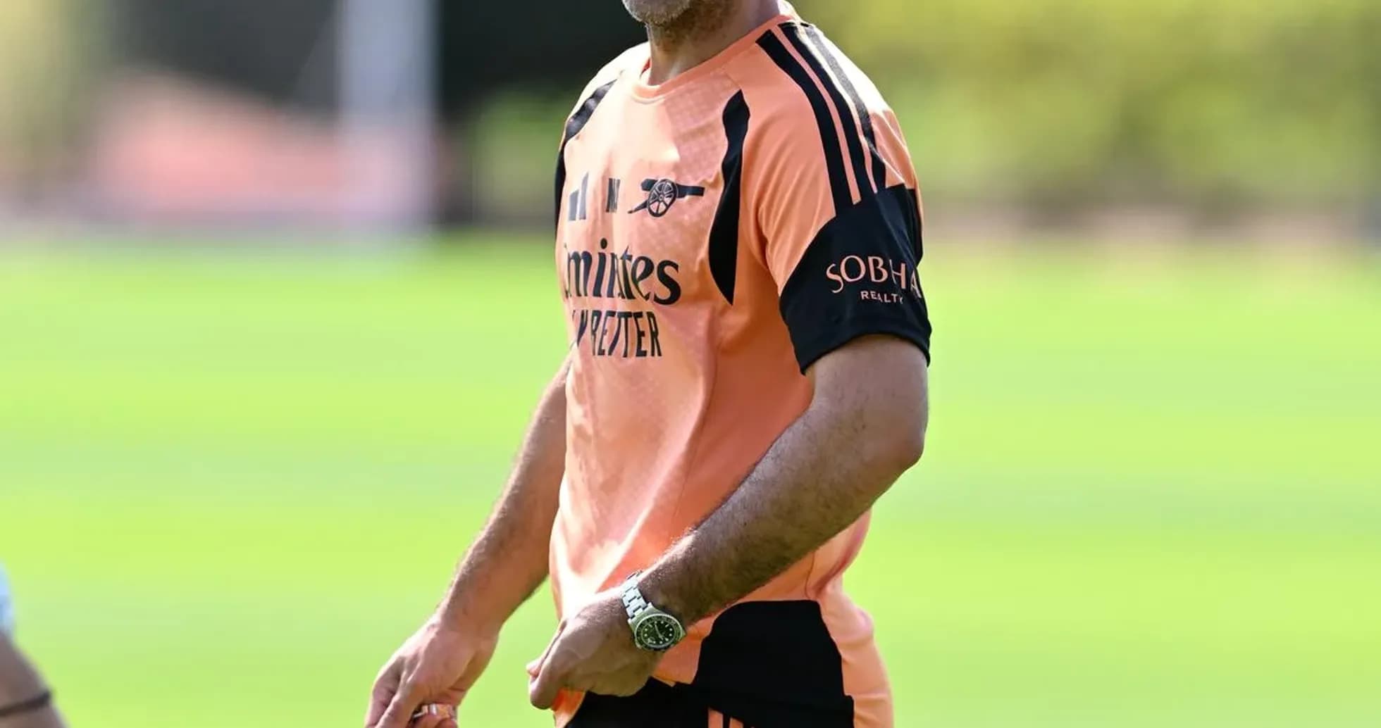 Entrenador dirigiendo sesión de entrenamiento en campo