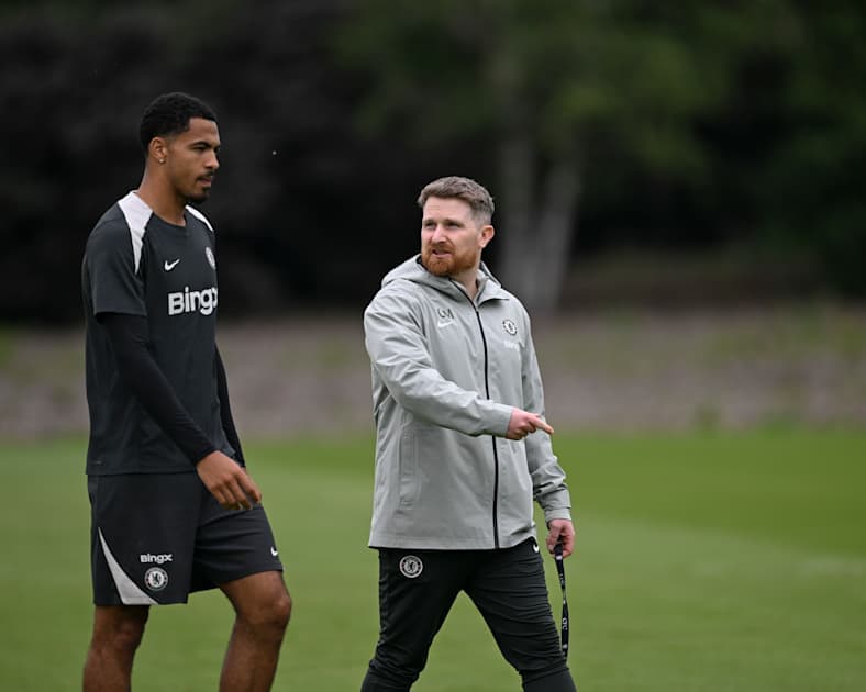 Jugador y entrenador conversando durante entrenamiento