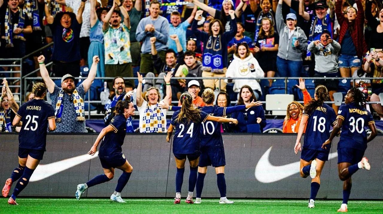 Jugadoras celebrando un gol en el partido