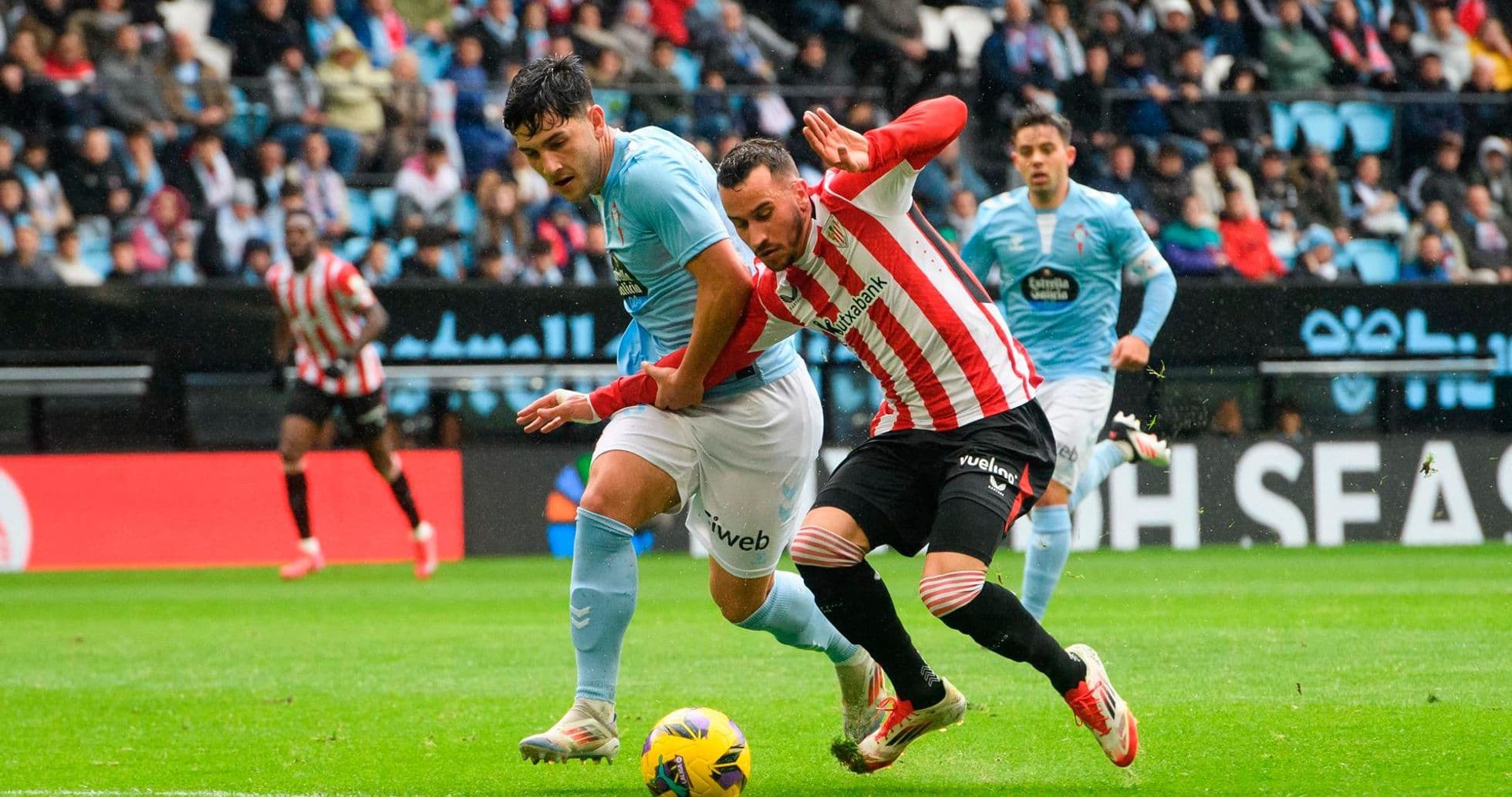 Jugador de Athletic Club lucha por el balón