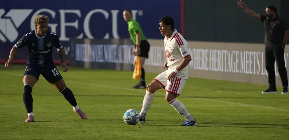 Jugador del El Paso Locomotive controla el balón