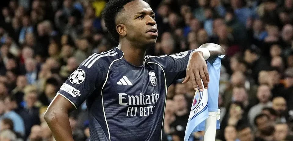 Jugador de Real Madrid junto a banderín de esquina
