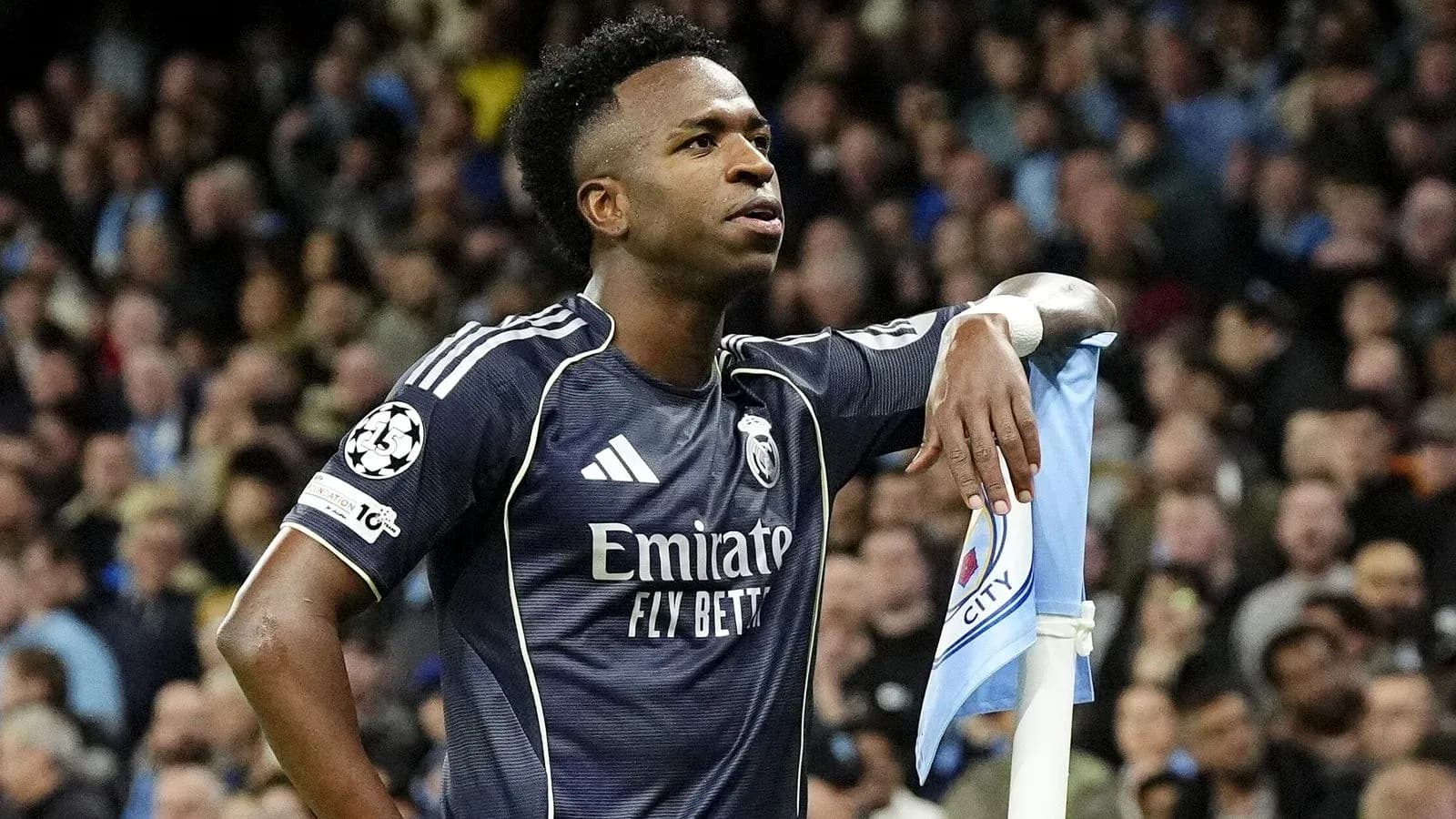 Jugador de Real Madrid junto a banderín de esquina