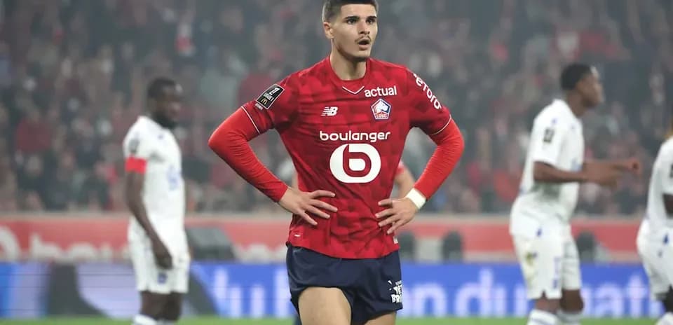 Jugador de Lille con manos en las caderas durante partido
