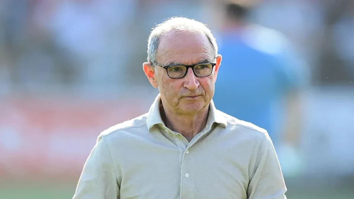 Entrenador caminando por el campo durante el partido