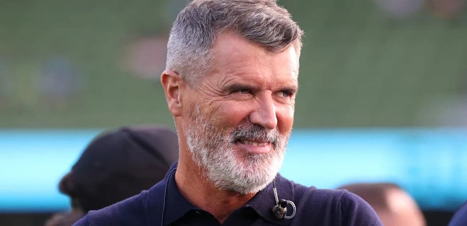 Hombre con barba y camiseta oscura sonriendo