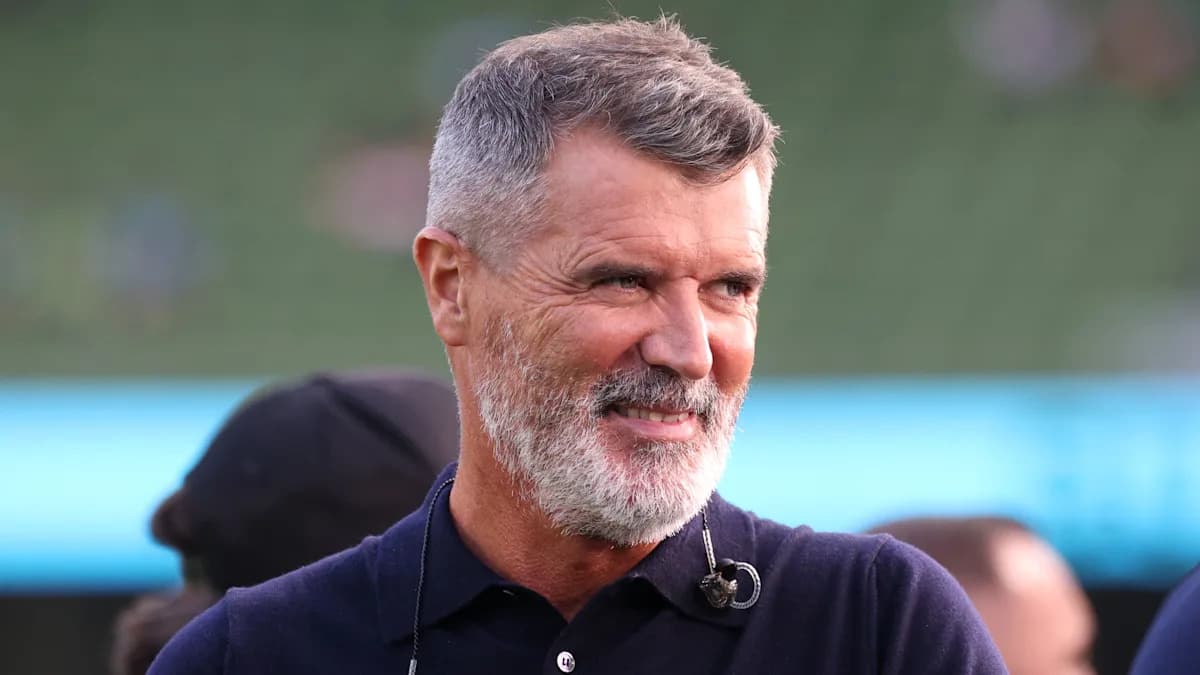 Hombre con barba y camiseta oscura sonriendo