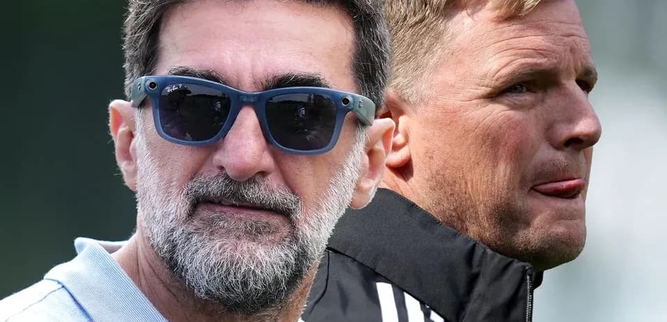 Dos entrenadores observando durante una sesión de entrenamiento