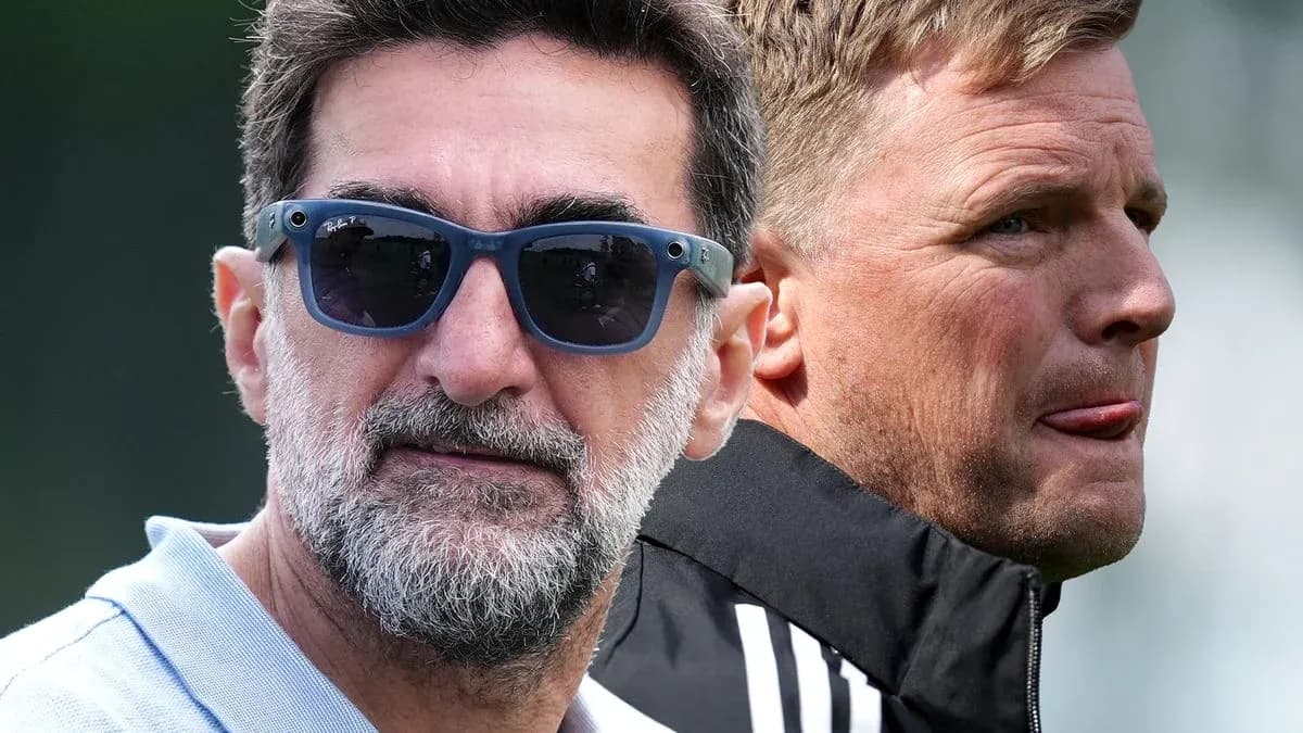 Dos entrenadores observando durante una sesión de entrenamiento
