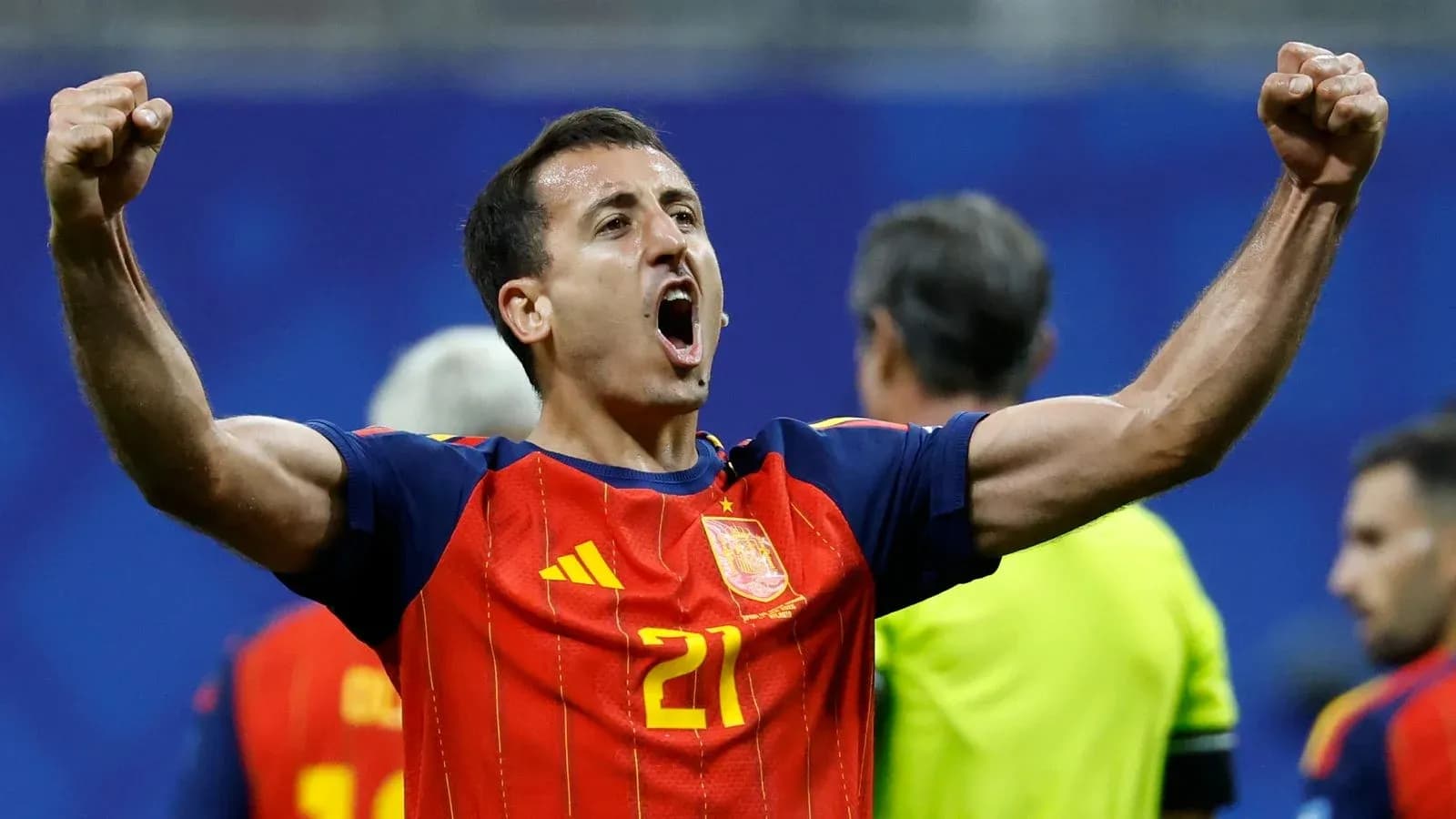 Jugador de España celebrando con los brazos en alto