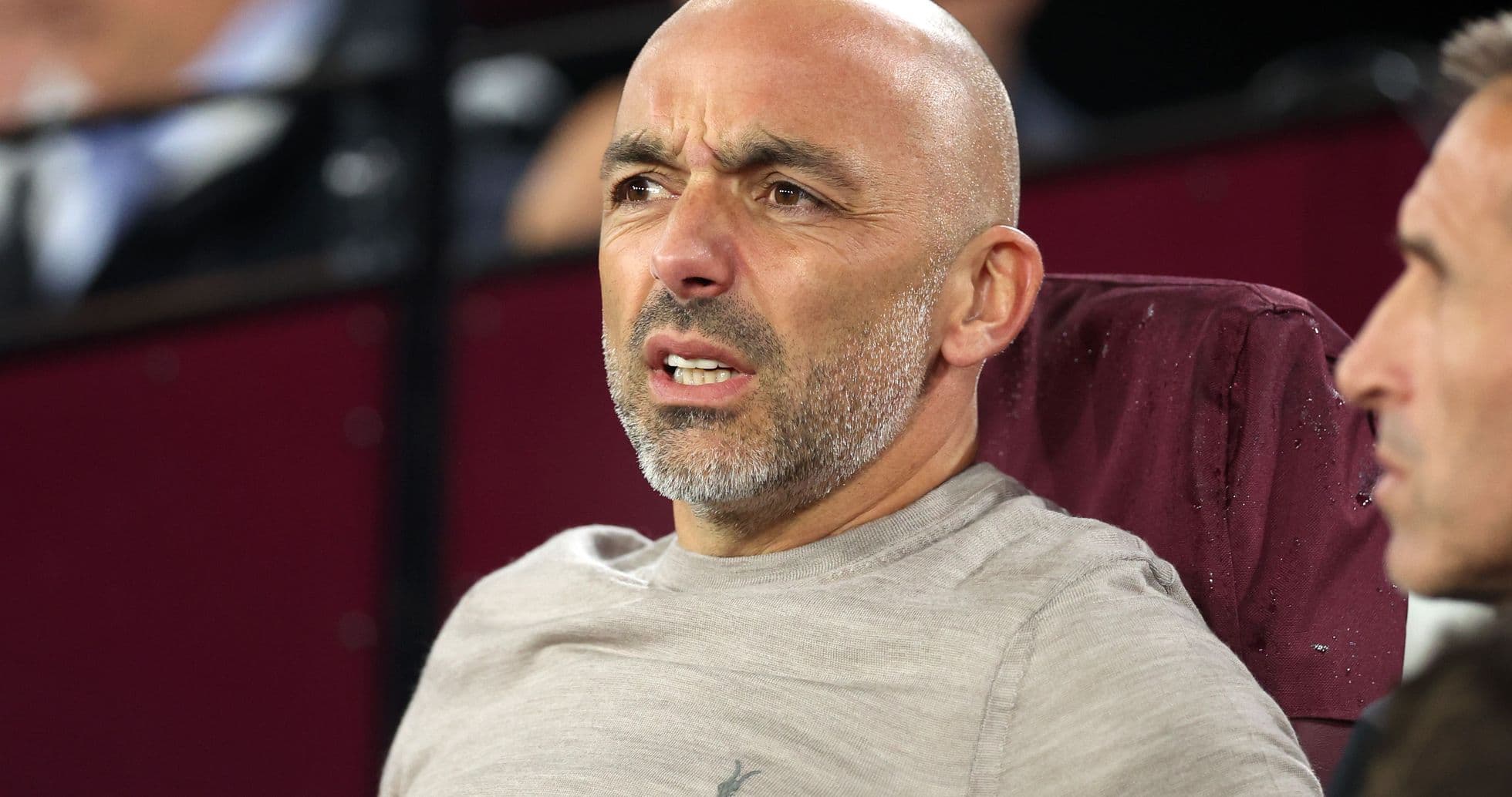 Entrenador observando el partido desde el banquillo