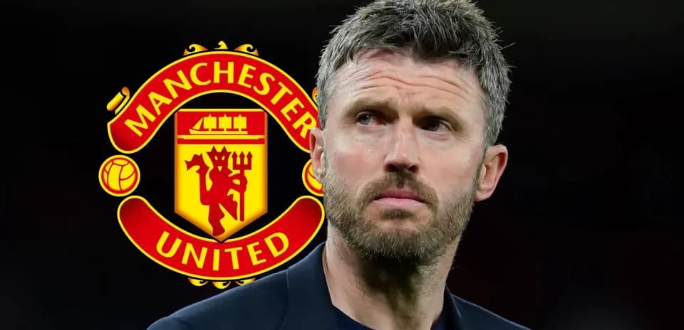 Entrenador de Manchester United frente a logo del club