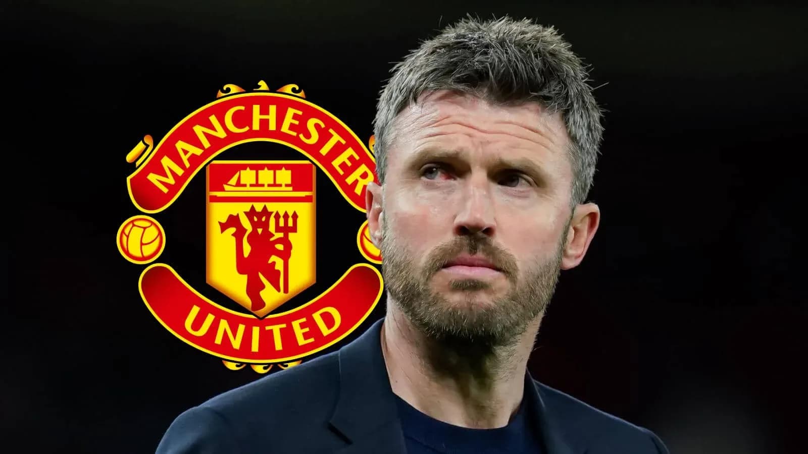 Entrenador de Manchester United frente a logo del club