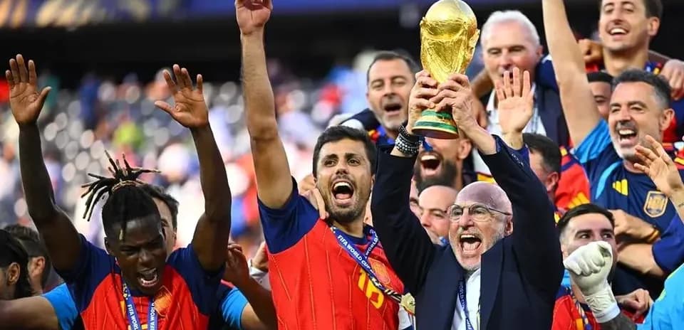 Equipo levantando el trofeo de la Copa del Mundo
