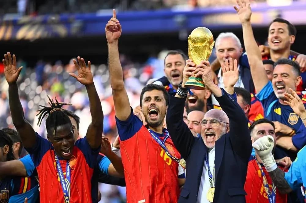 Equipo levantando el trofeo de la Copa del Mundo