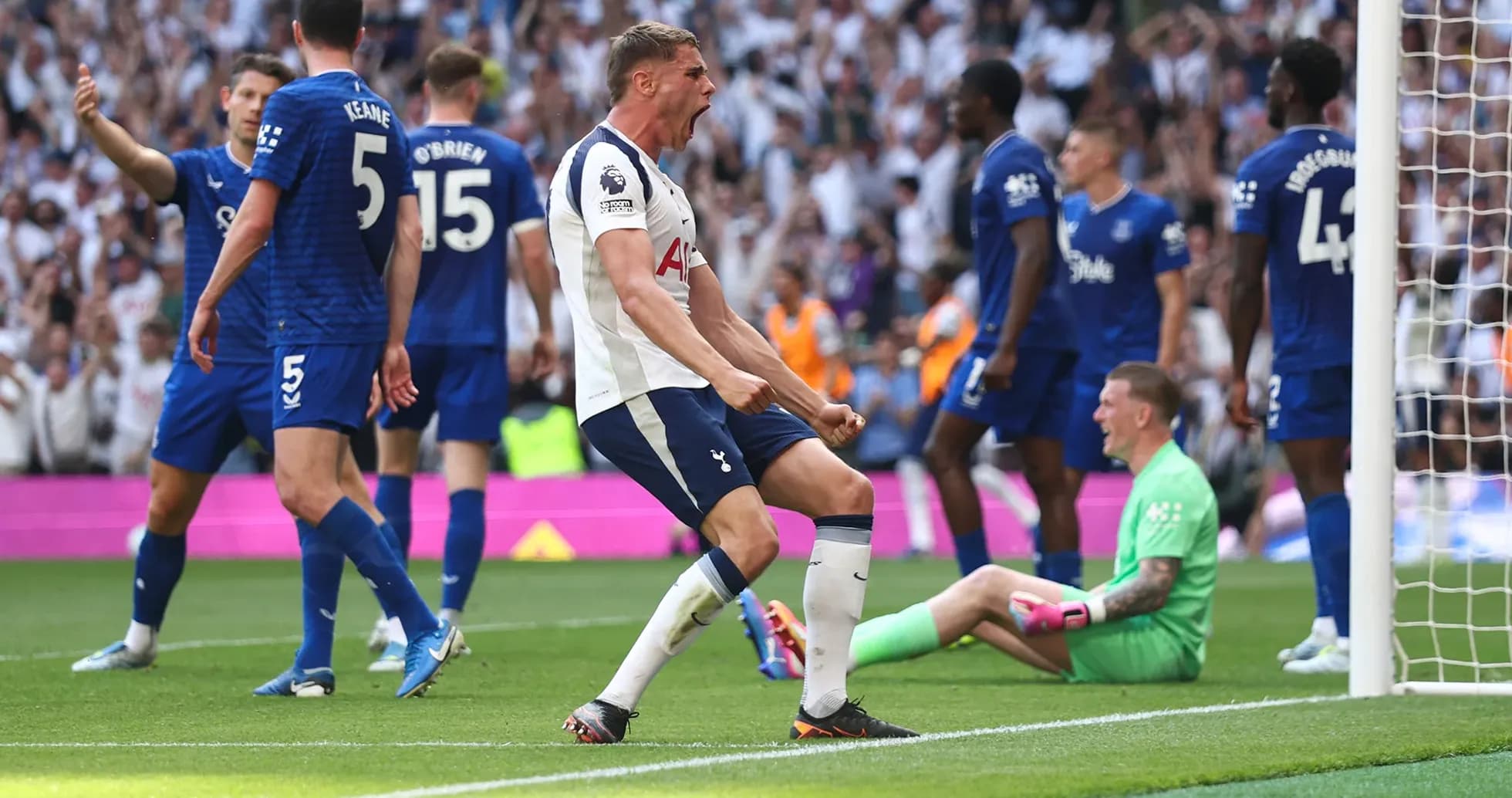 Jugador de Tottenham celebrando un gol