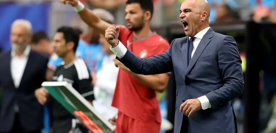 Entrenador dirigiendo al equipo durante el partido