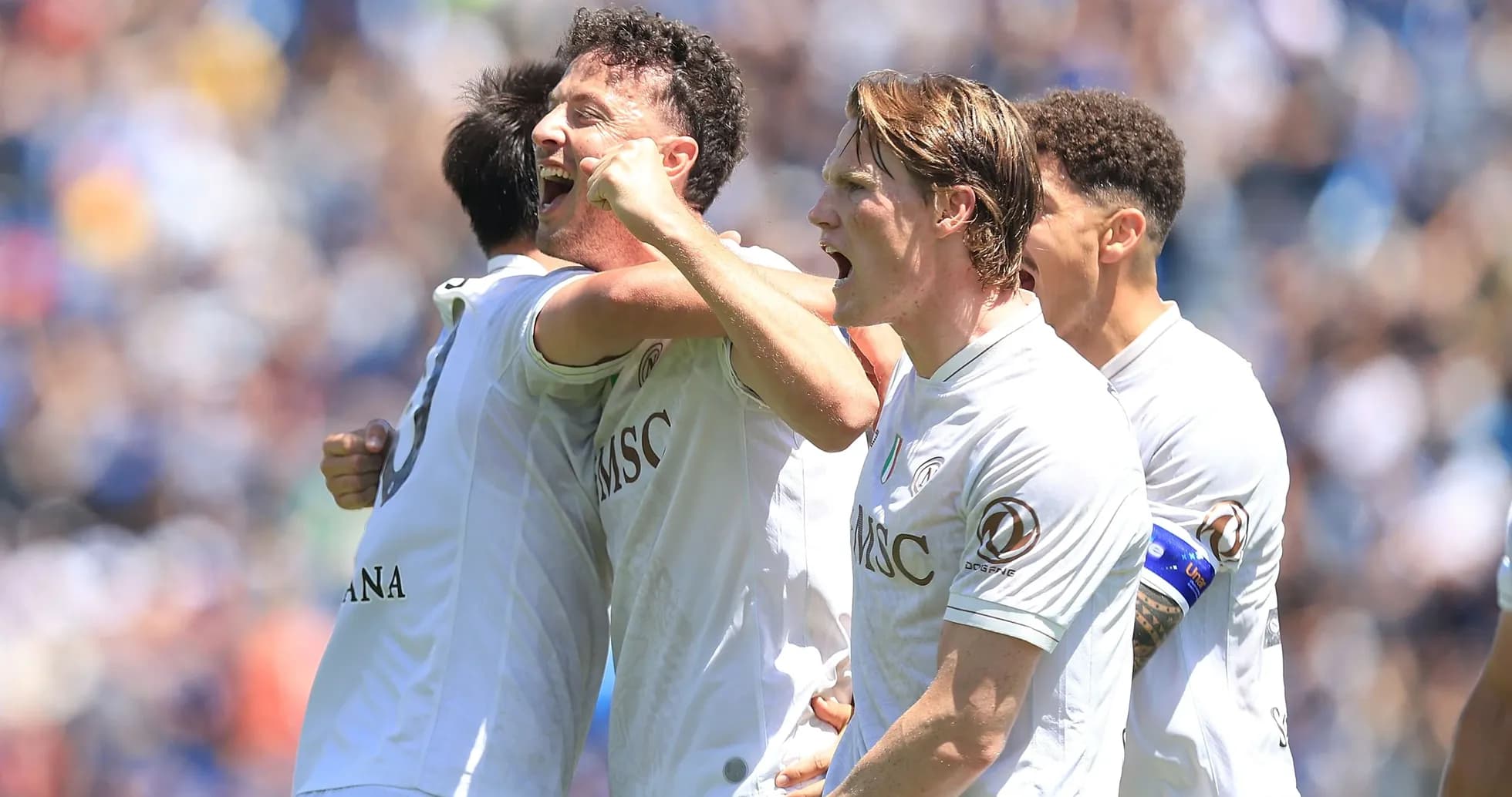 Jugadores celebrando un gol en el partido