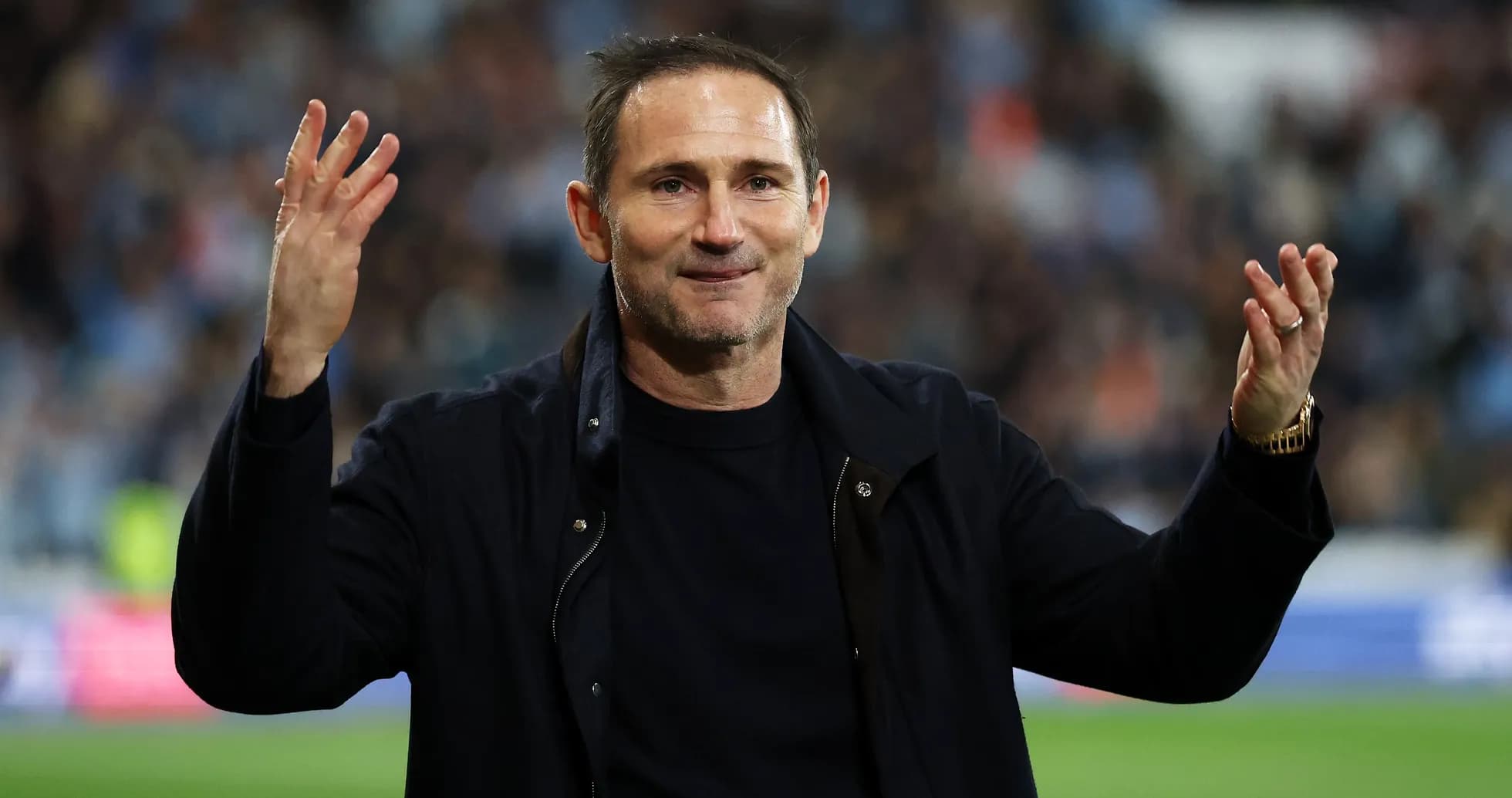 Entrenador gesticulando durante el partido