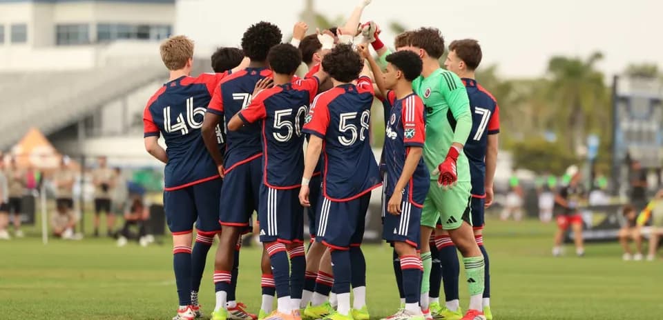Jugadores de New England II en huddle