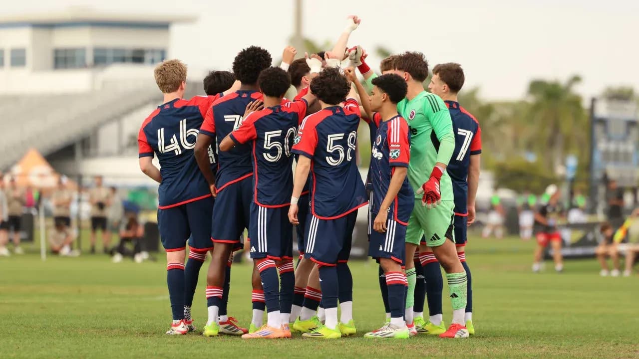 Jugadores de New England II en huddle