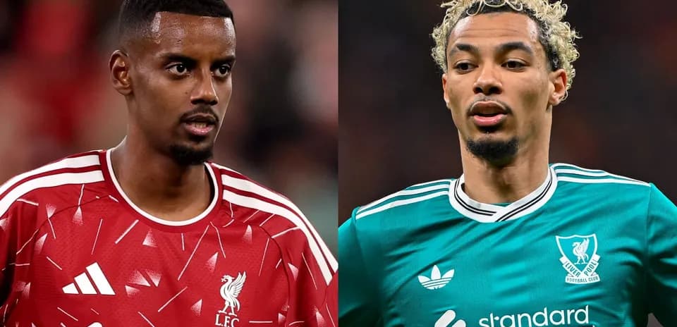 Jugadores de Liverpool en uniforme durante el partido