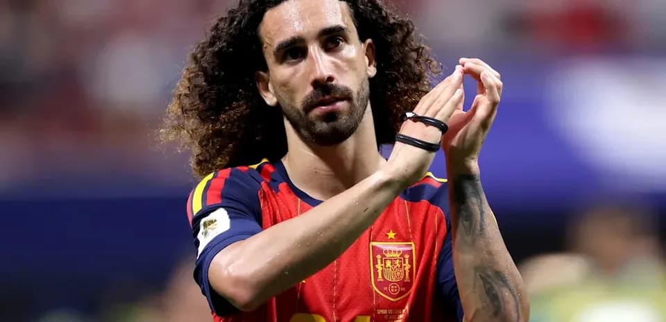 Jugador español aplaudiendo en el campo de fútbol