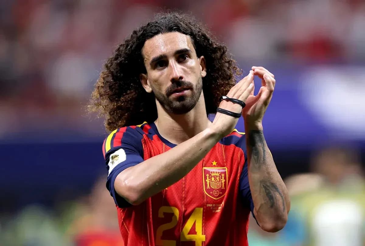 Jugador español aplaudiendo en el campo de fútbol