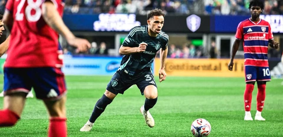 Jugador del Seattle Sounders driblando en el partido