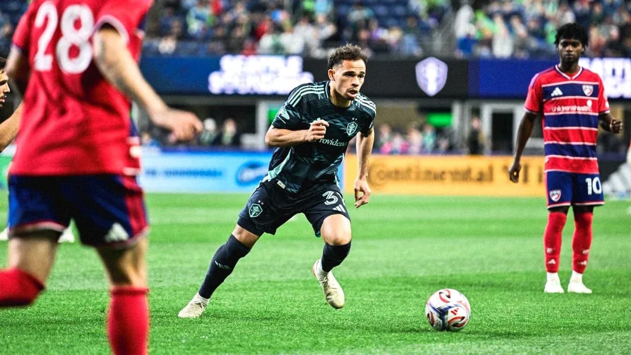 Jugador del Seattle Sounders driblando en el partido