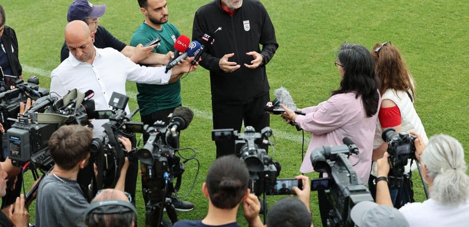 Rueda de prensa con entrenador y periodistas en campo