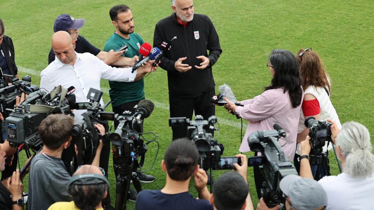 Rueda de prensa con entrenador y periodistas en campo
