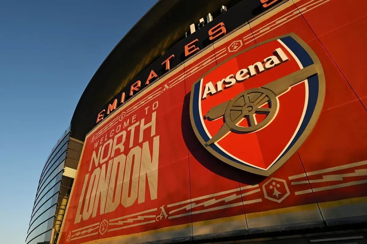 Fachada del Emirates Stadium con logo del Arsenal