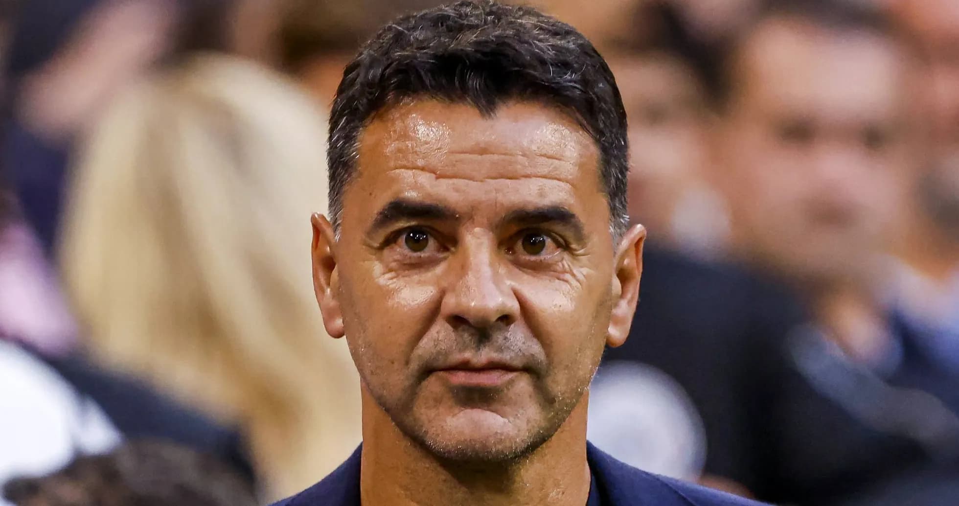 Entrenador mirando durante un evento deportivo