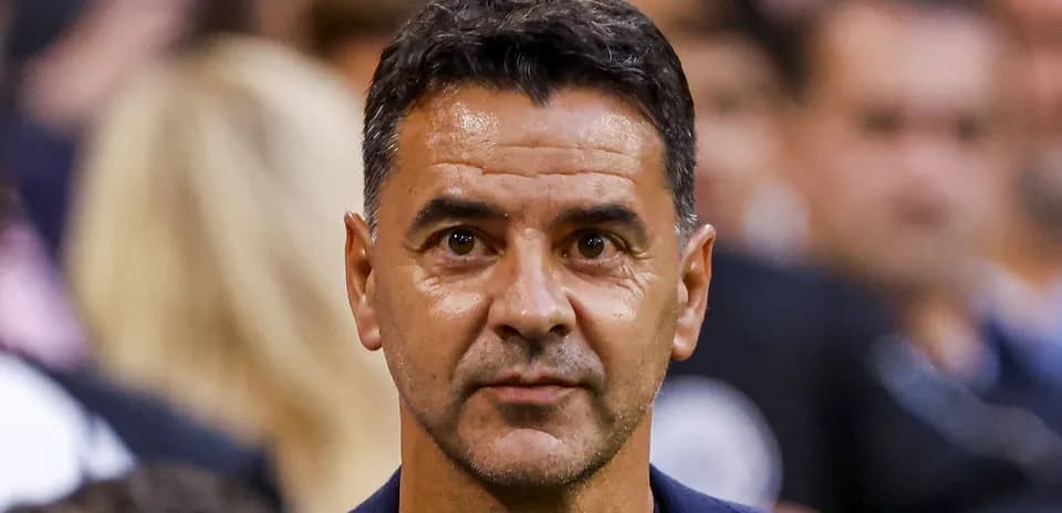 Entrenador mirando durante un evento deportivo