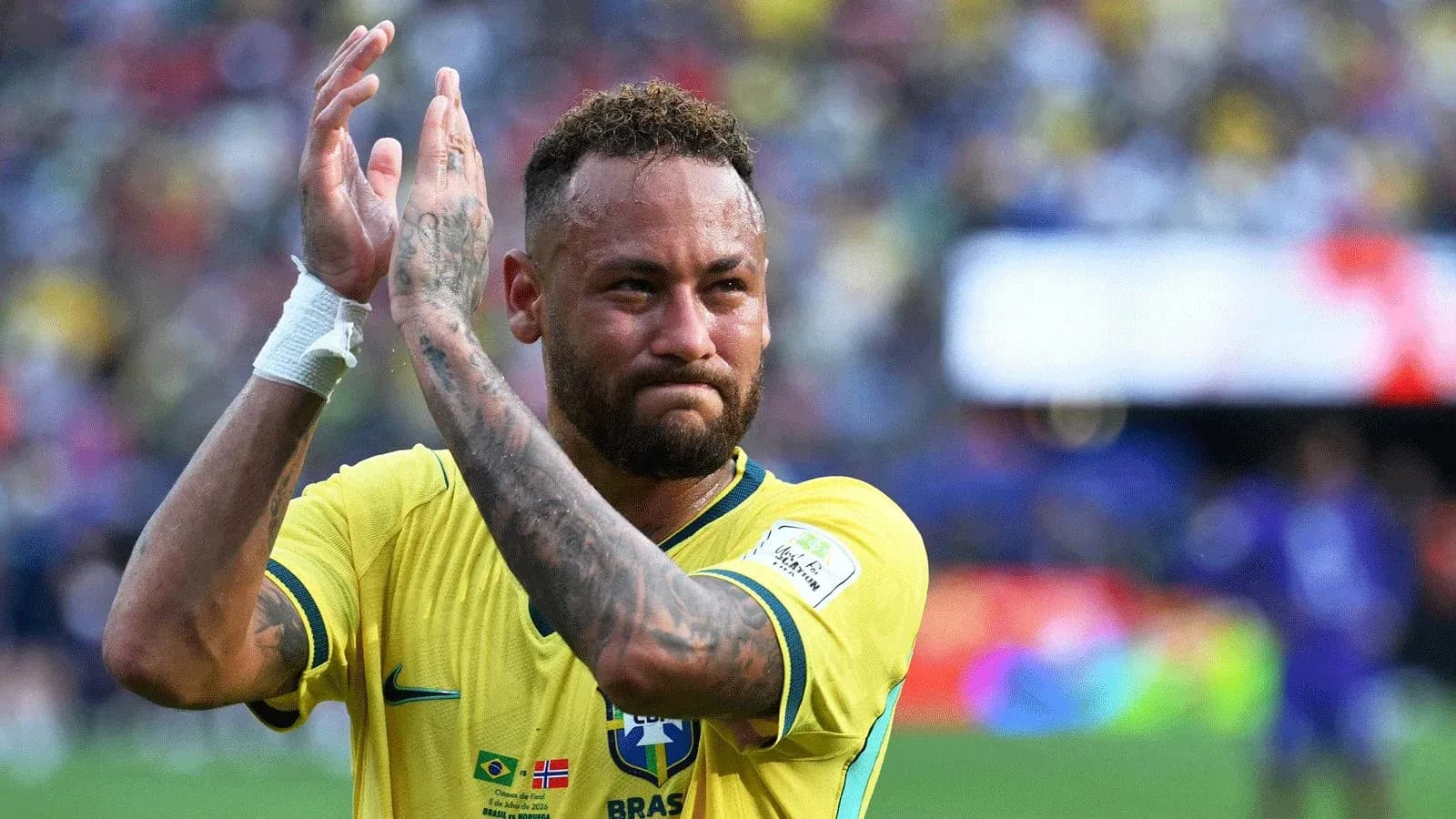 Jugador brasileño aplaudiendo en el campo de juego