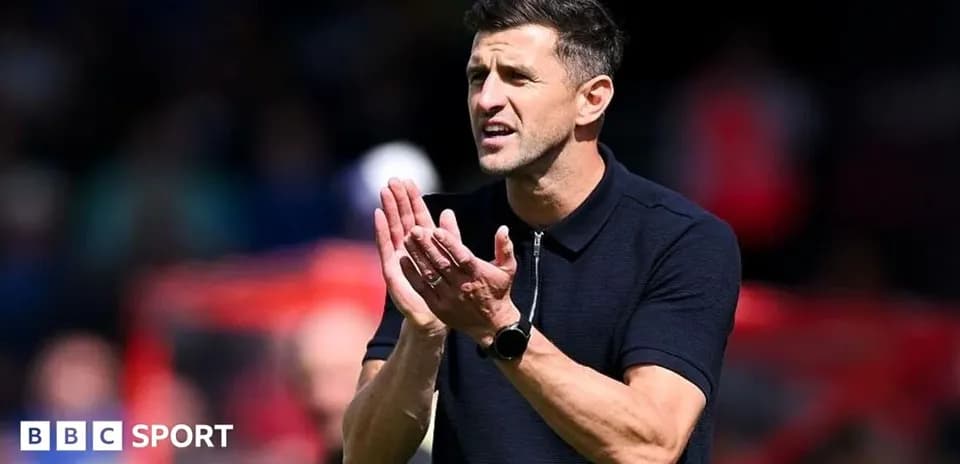 Entrenador aplaudiendo durante el partido