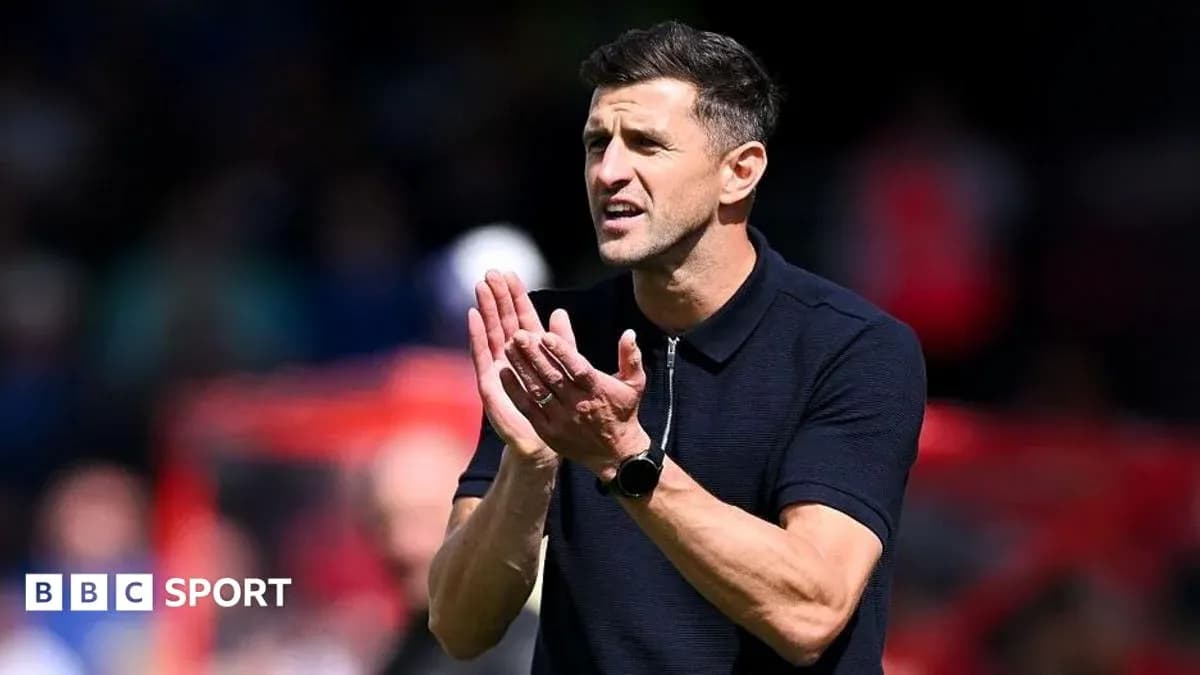 Entrenador aplaudiendo durante el partido