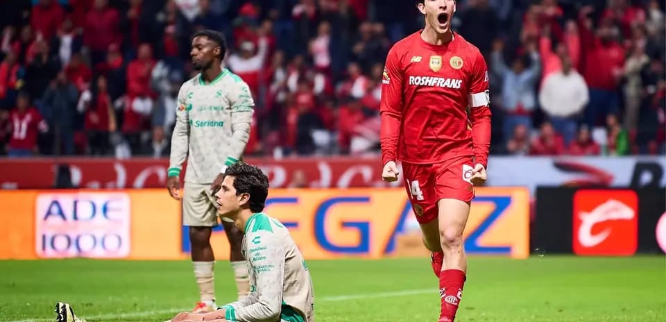 Jugador de Toluca celebra un gol contra Santos Laguna