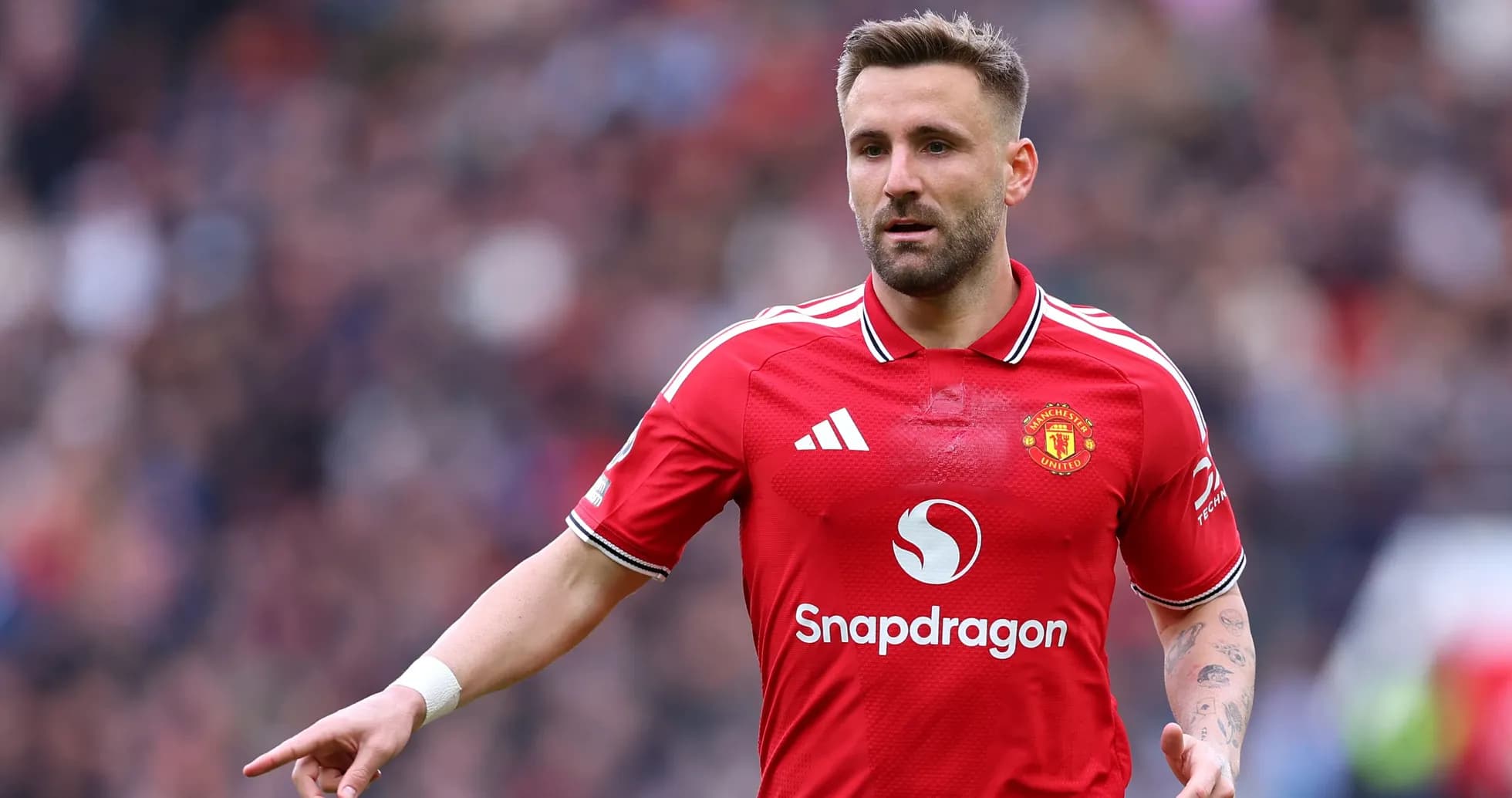 Jugador de Manchester United señalando durante el partido