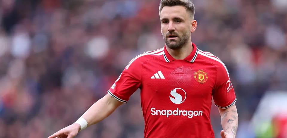 Jugador de Manchester United señalando durante el partido